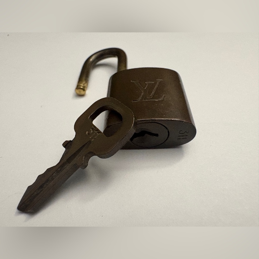 Louis Vuitton Brass Padlock & key, #311, Collector-Grade Vintage LV Hardware - Picture 3 of 3